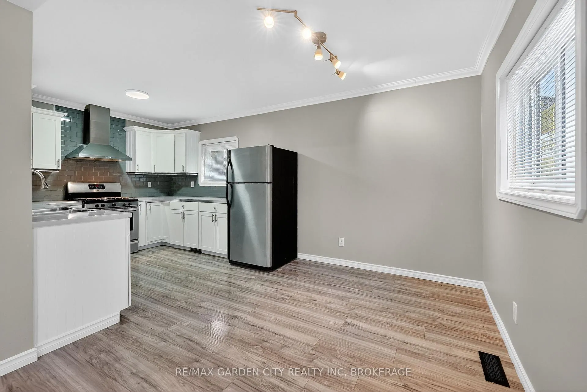 Photo 4 of 210 Wright Street, Welland, Lincoln/Crowland — HOMEH