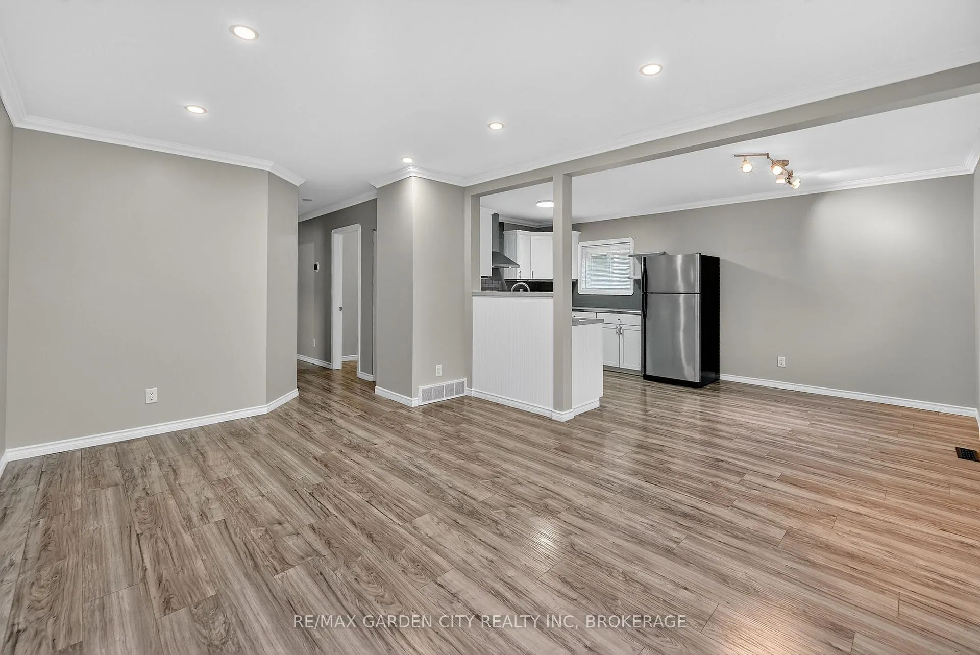 Photo 8 of 210 Wright Street, Welland, Lincoln/Crowland — HOMEH