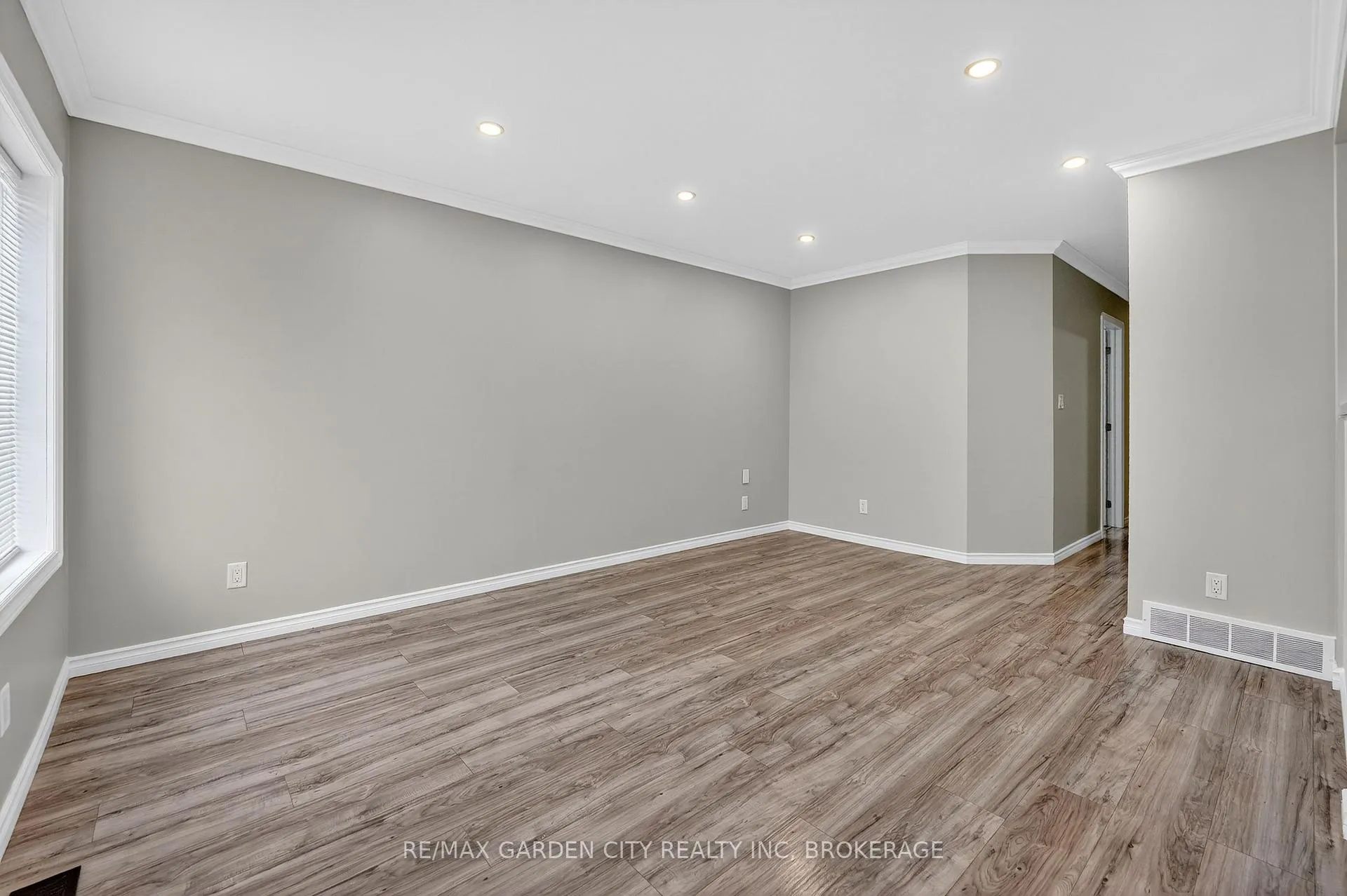 Photo 9 of 210 Wright Street, Welland, Lincoln/Crowland — HOMEH