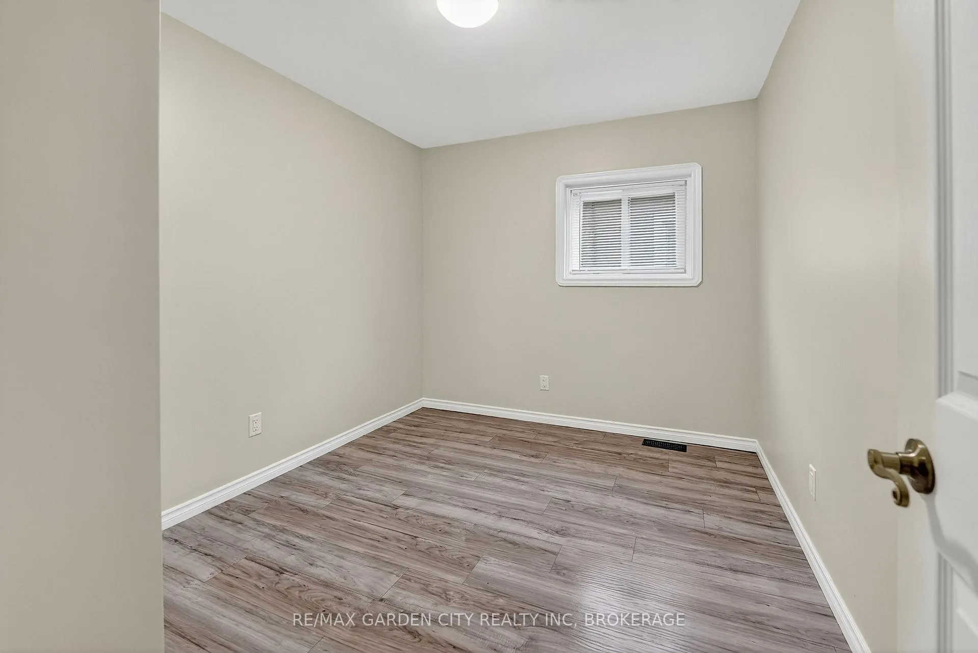 Photo 11 of 210 Wright Street, Welland, Lincoln/Crowland — HOMEH