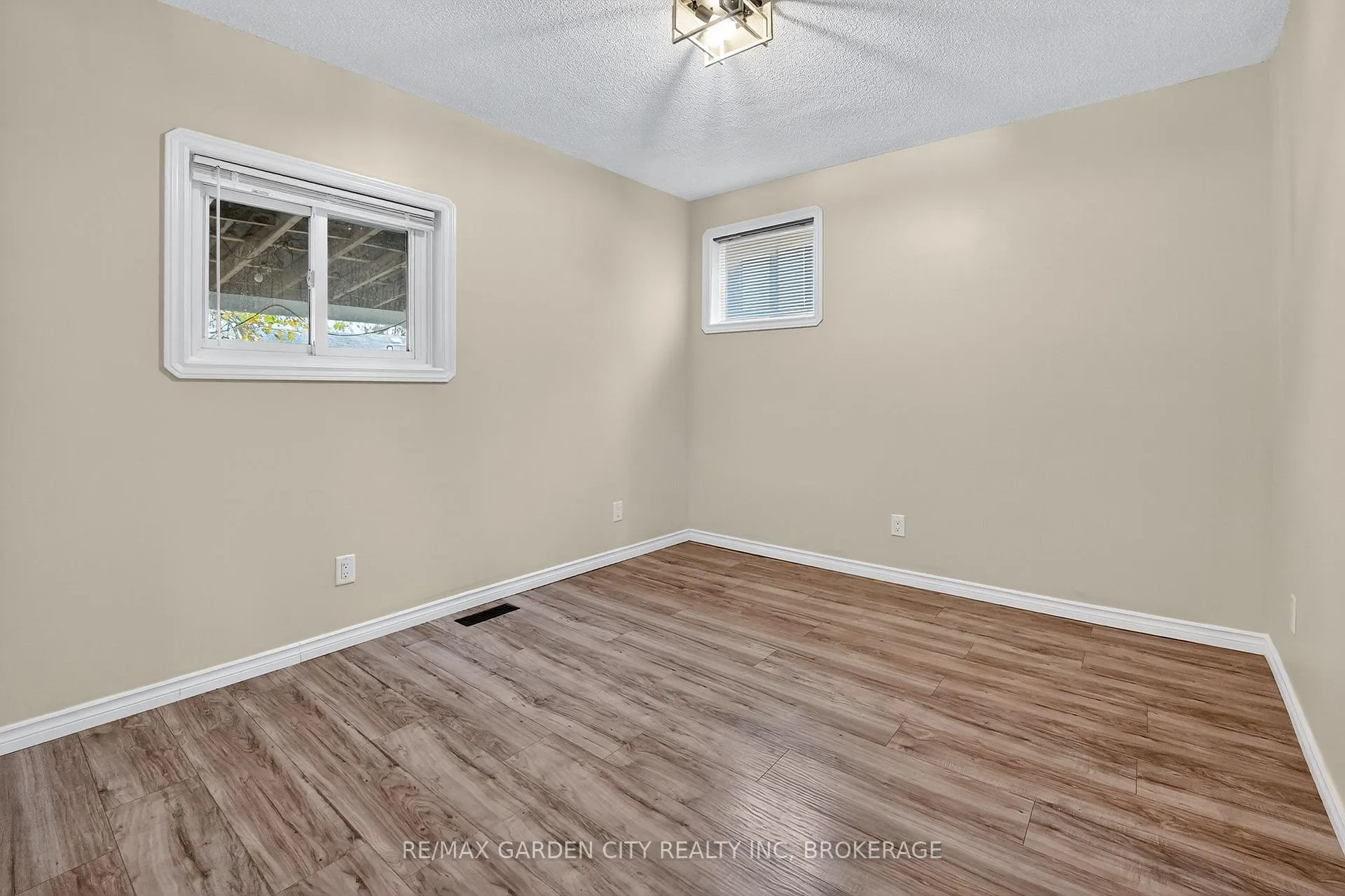 Photo 14 of 210 Wright Street, Welland, Lincoln/Crowland — HOMEH
