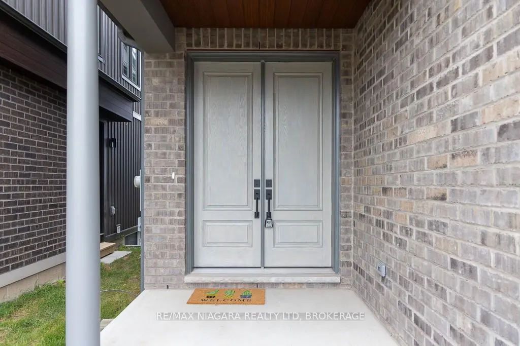 Photo 2 of Unit Upper, 7416 Parkside Road, Niagara Falls, Brown — HOMEH