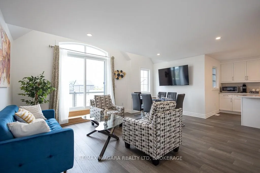 Photo 11 of Unit Upper, 7416 Parkside Road, Niagara Falls, Brown — HOMEH