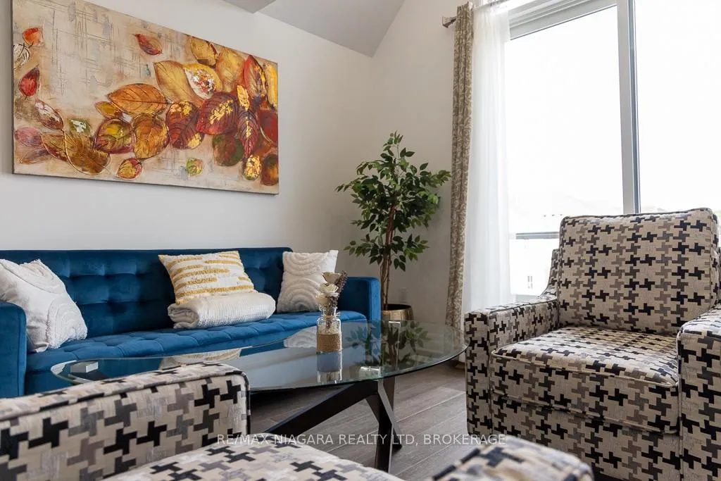 Photo 12 of Unit Upper, 7416 Parkside Road, Niagara Falls, Brown — HOMEH