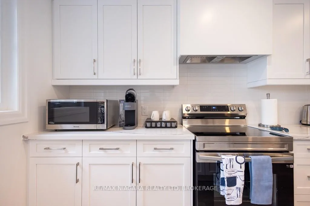Photo 13 of Unit Upper, 7416 Parkside Road, Niagara Falls, Brown — HOMEH