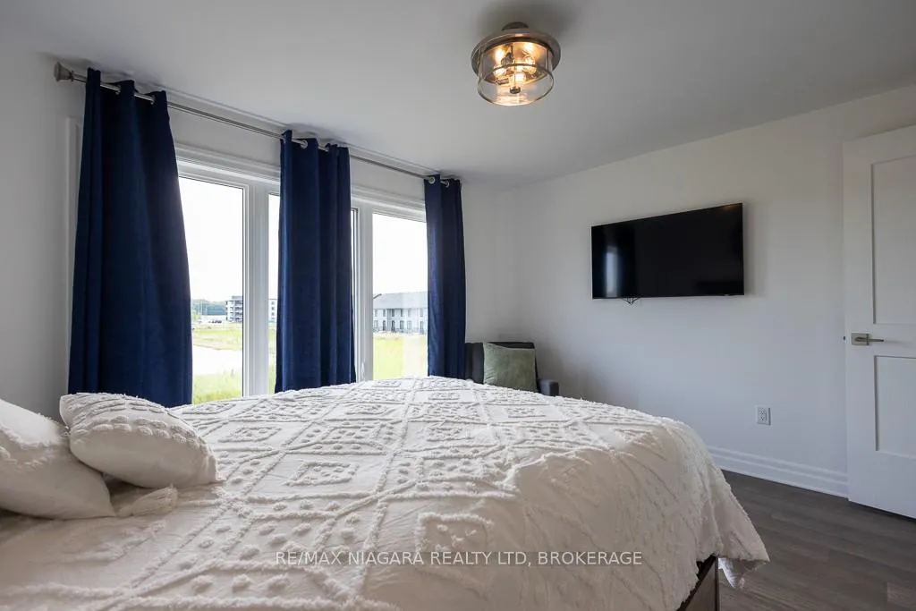 Photo 23 of Unit Upper, 7416 Parkside Road, Niagara Falls, Brown — HOMEH