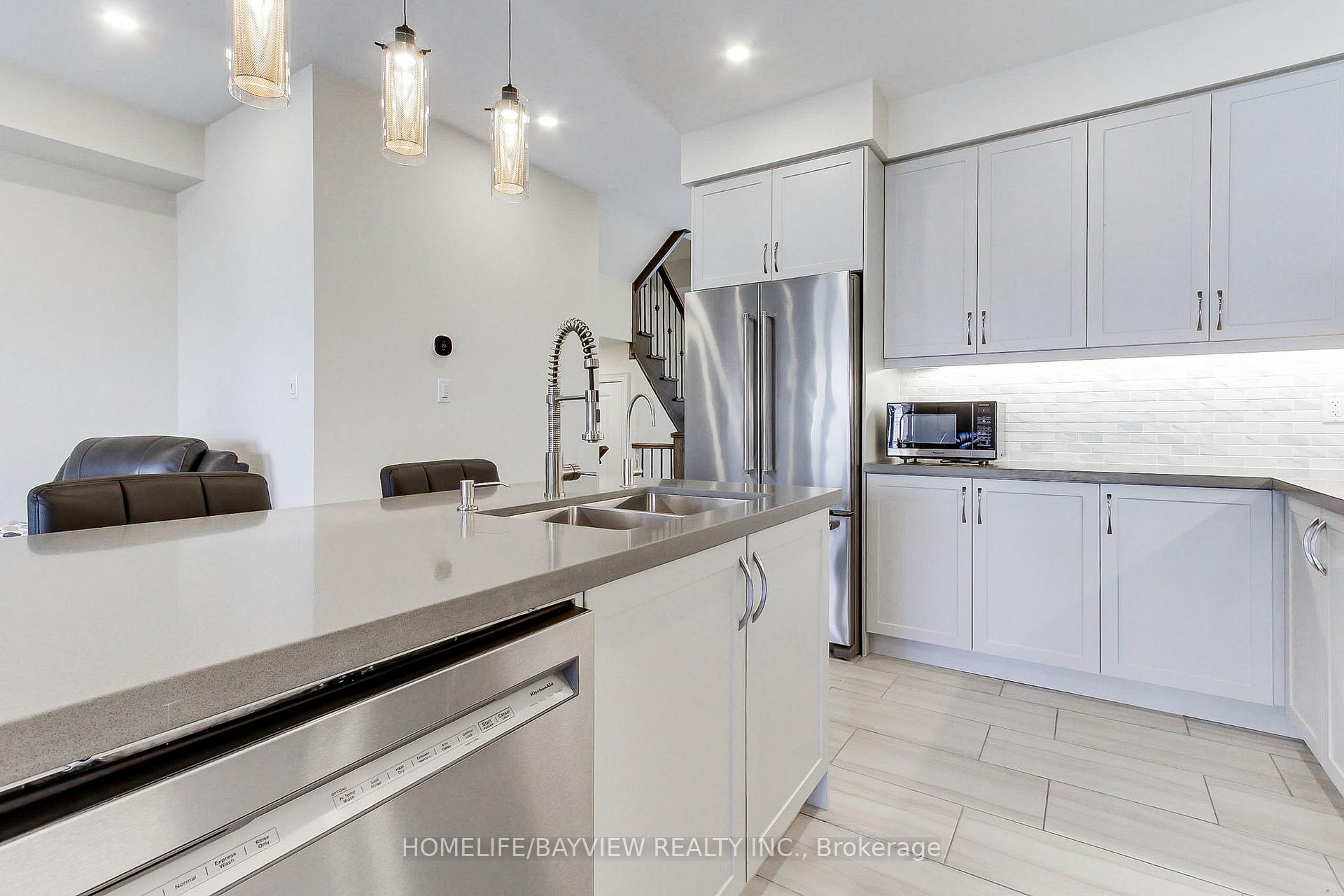 Photo 8 of 70 Lorne Thomas Place, New Tecumseth, Alliston — HOMEH