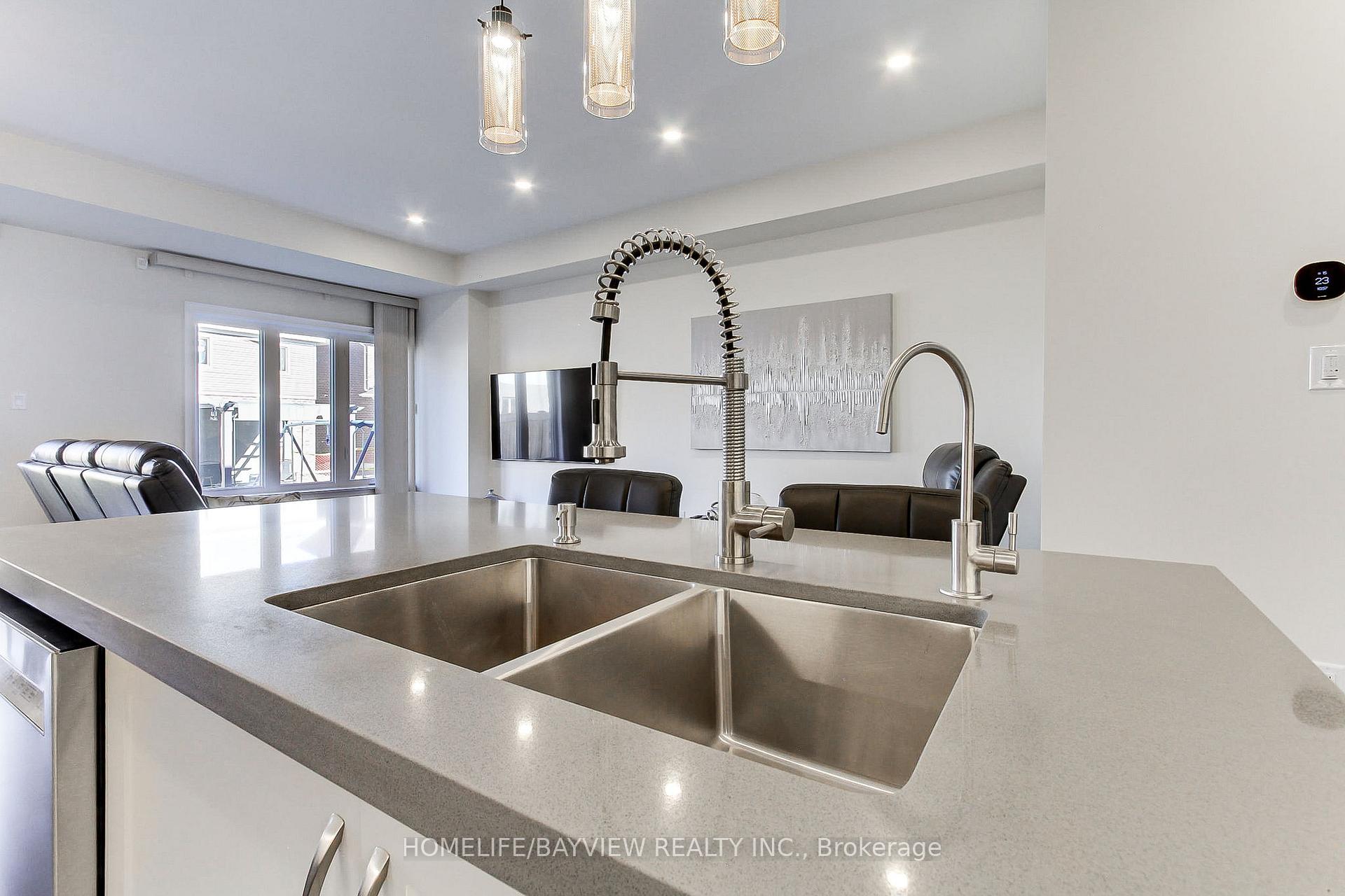 Photo 9 of 70 Lorne Thomas Place, New Tecumseth, Alliston — HOMEH
