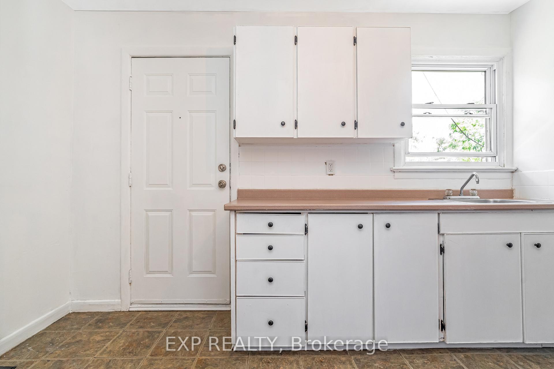 Photo 9 of 829 Borthwick Avenue, Ottawa, Castle Heights/Rideau High — HOMEH