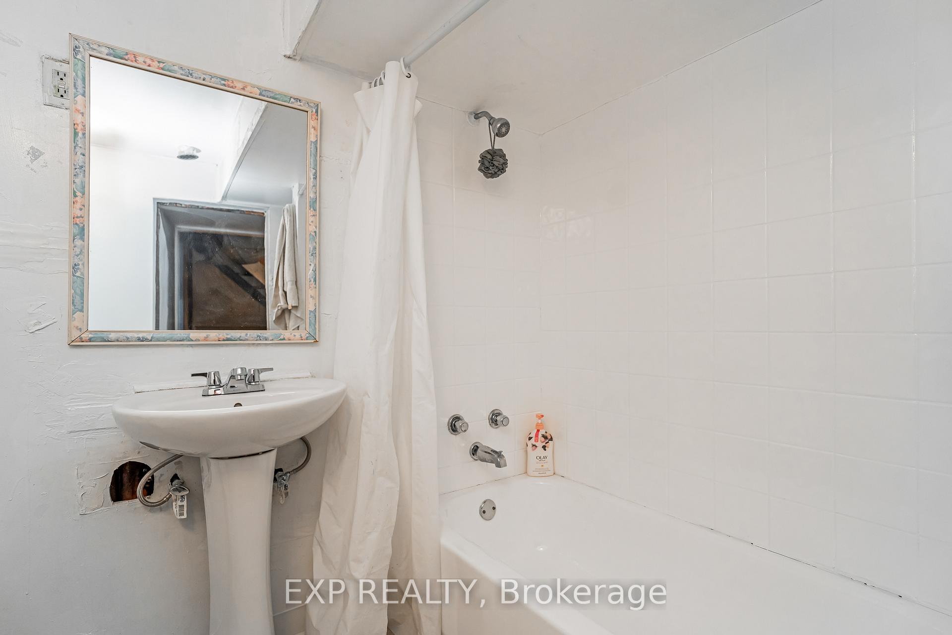 Photo 21 of 829 Borthwick Avenue, Ottawa, Castle Heights/Rideau High — HOMEH