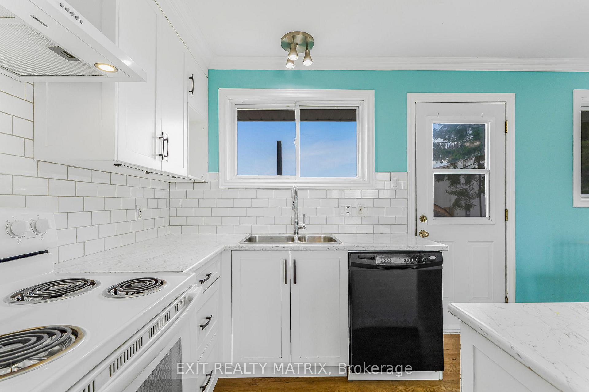 Photo 10 of 94 Peel Street E, North Glengarry, Alexandria — HOMEH