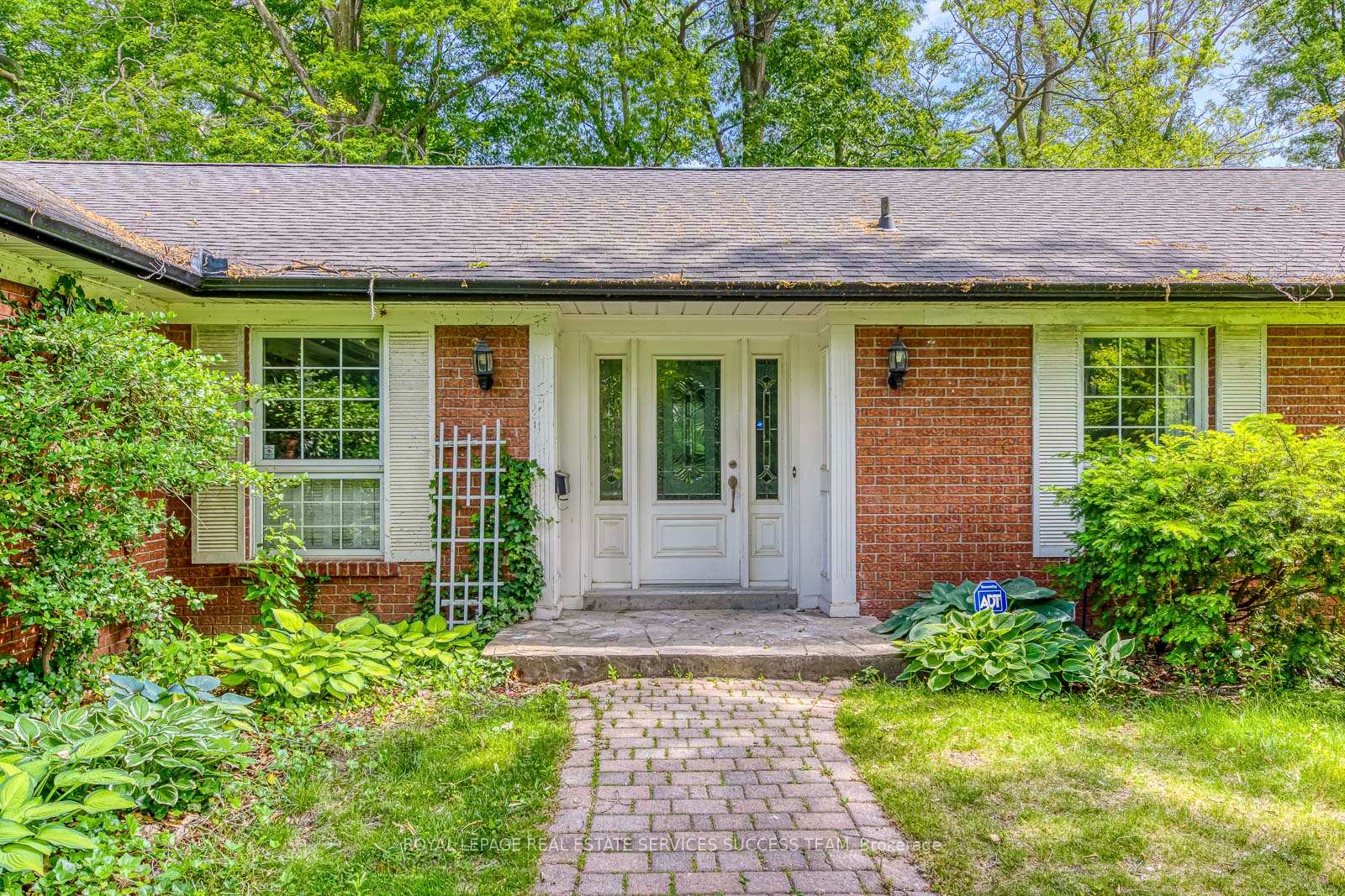 Photo 2 of 1106 Crestview Street, Oakville, Morrison — HOMEH