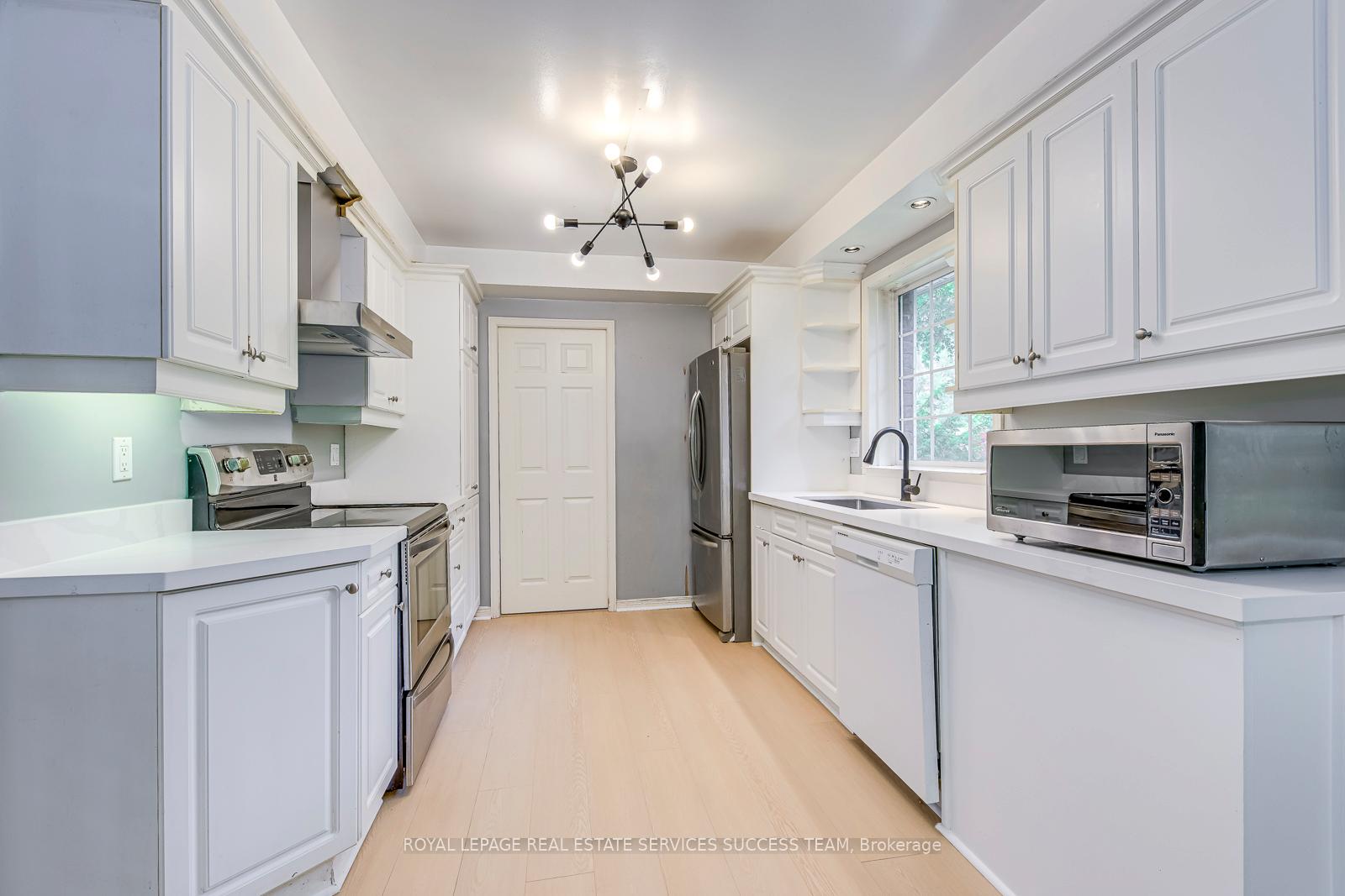 Photo 9 of 1106 Crestview Street, Oakville, Morrison — HOMEH