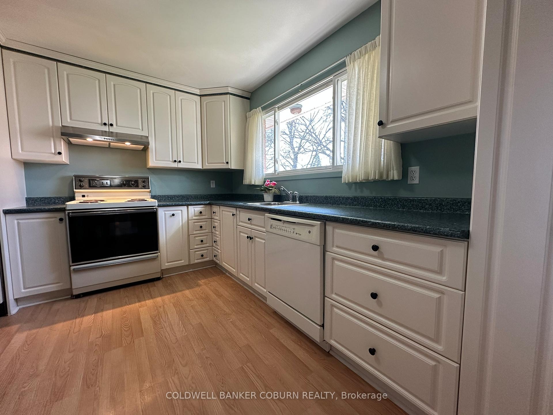 Photo 4 of 2401 Drury Lane, Ottawa, Parkway Park — HOMEH