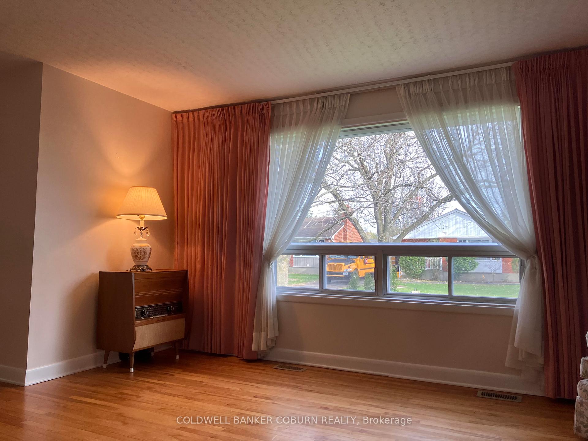 Photo 8 of 2401 Drury Lane, Ottawa, Parkway Park — HOMEH