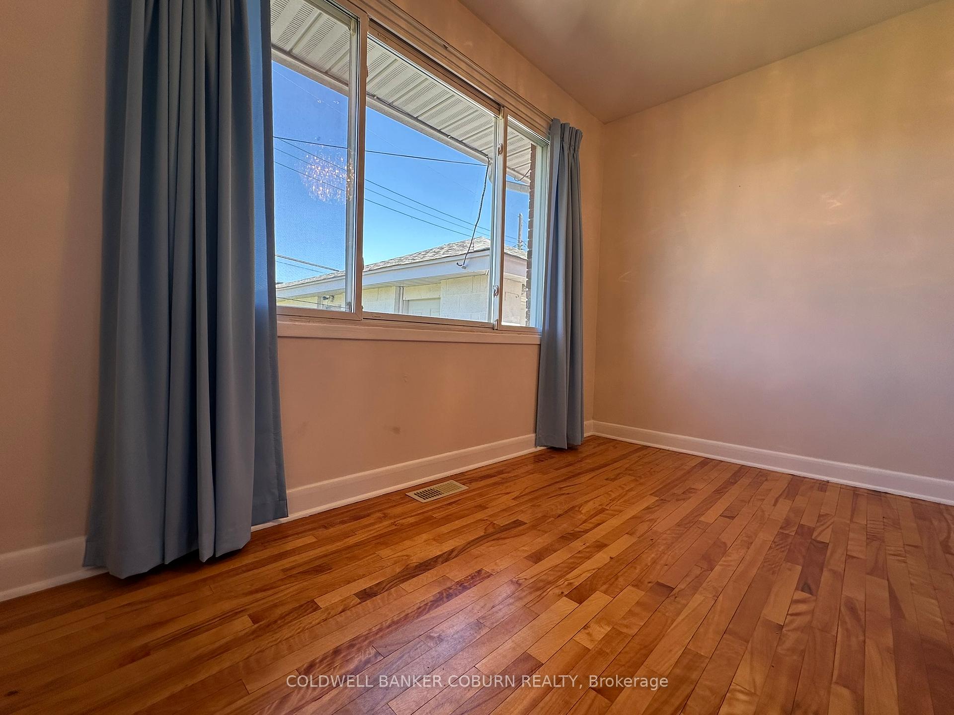 Photo 12 of 2401 Drury Lane, Ottawa, Parkway Park — HOMEH