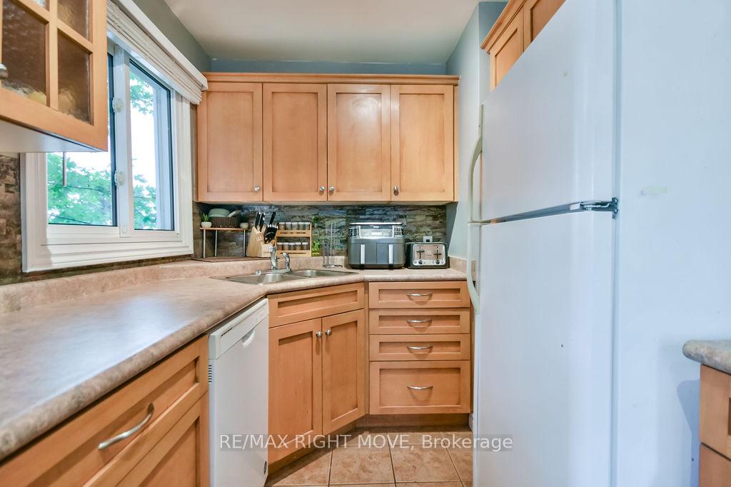 Photo 6 of 320 Hilda Street, Orillia — HOMEH
