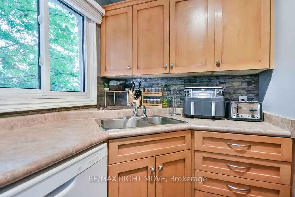Photo 7 of 320 Hilda Street, Orillia — HOMEH