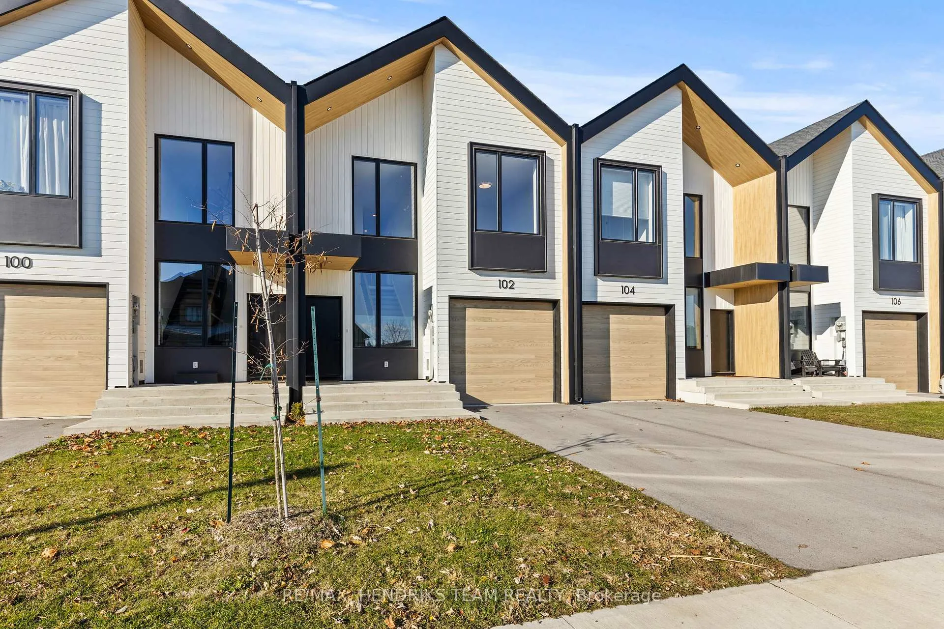 Photo 2 of 102 Lametti Drive, Pelham, Fonthill — HOMEH