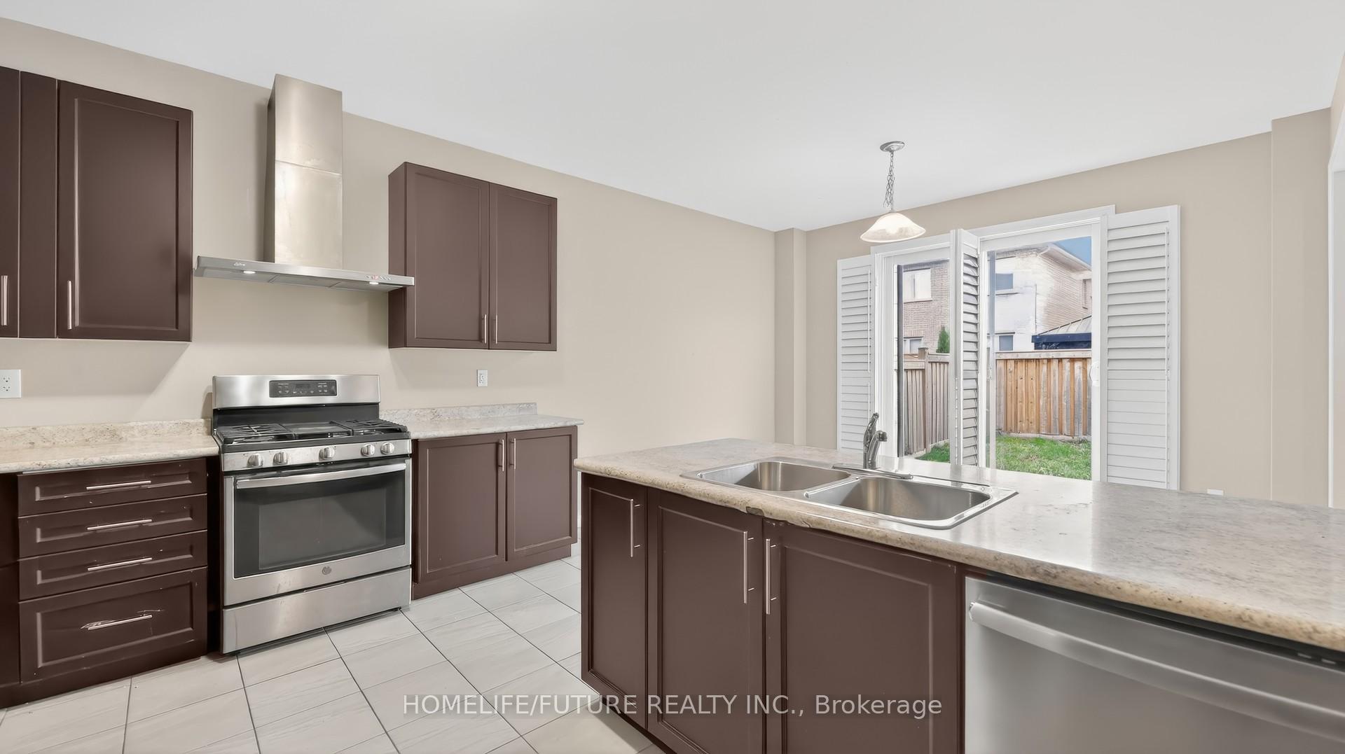 Photo 15 of 2372 Equestrian Crescent, Oshawa, Windfields — HOMEH