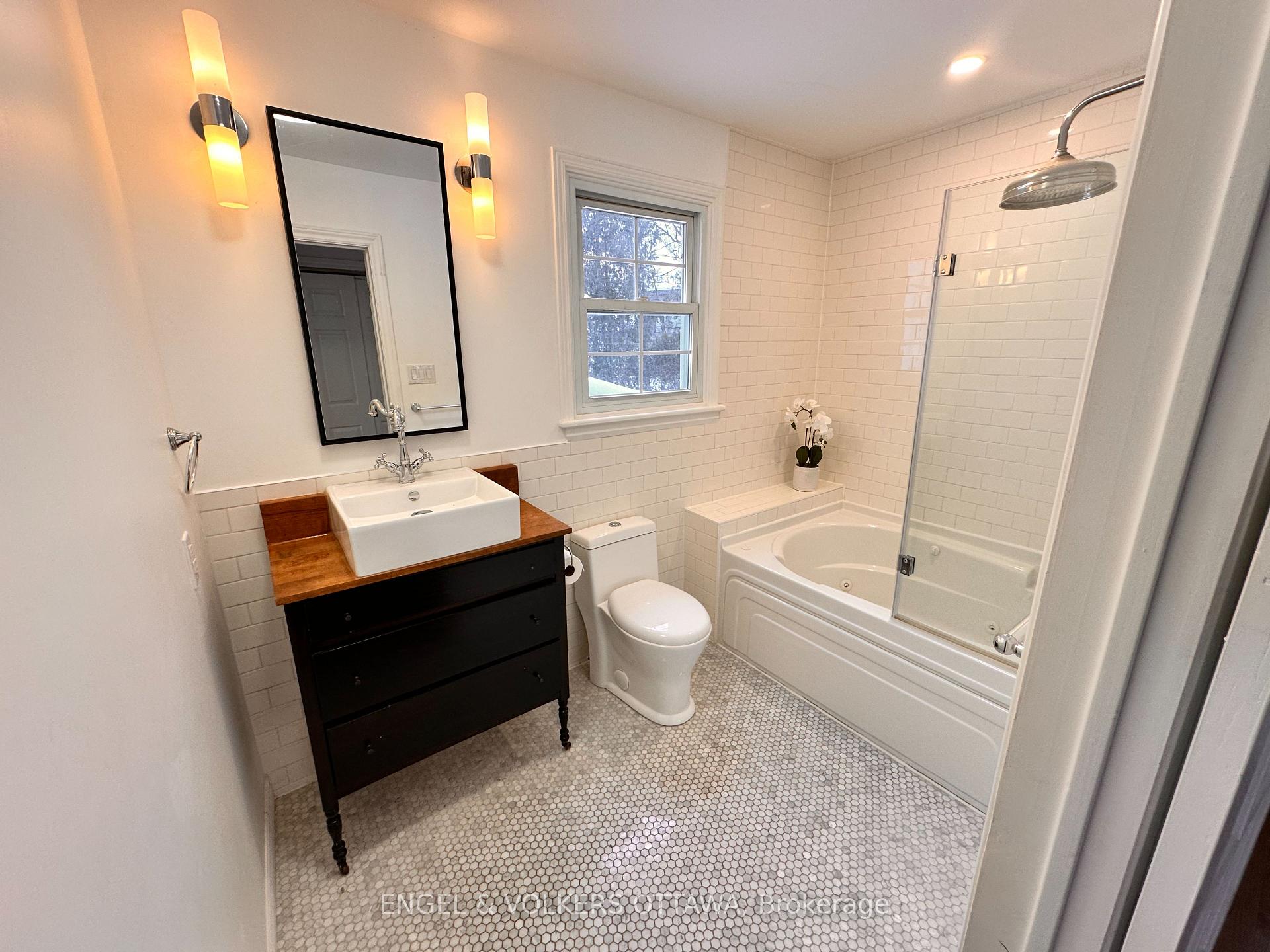 Photo 4 of 93 Ivy Crescent, Ottawa, Lindenlea — HOMEH