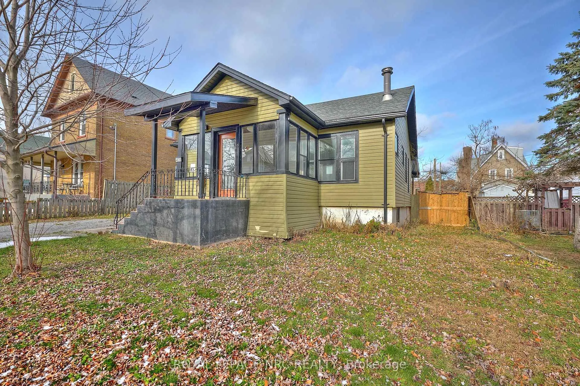Photo 3 of 4639 Eastwood Crescent, Niagara Falls, Downtown — HOMEH