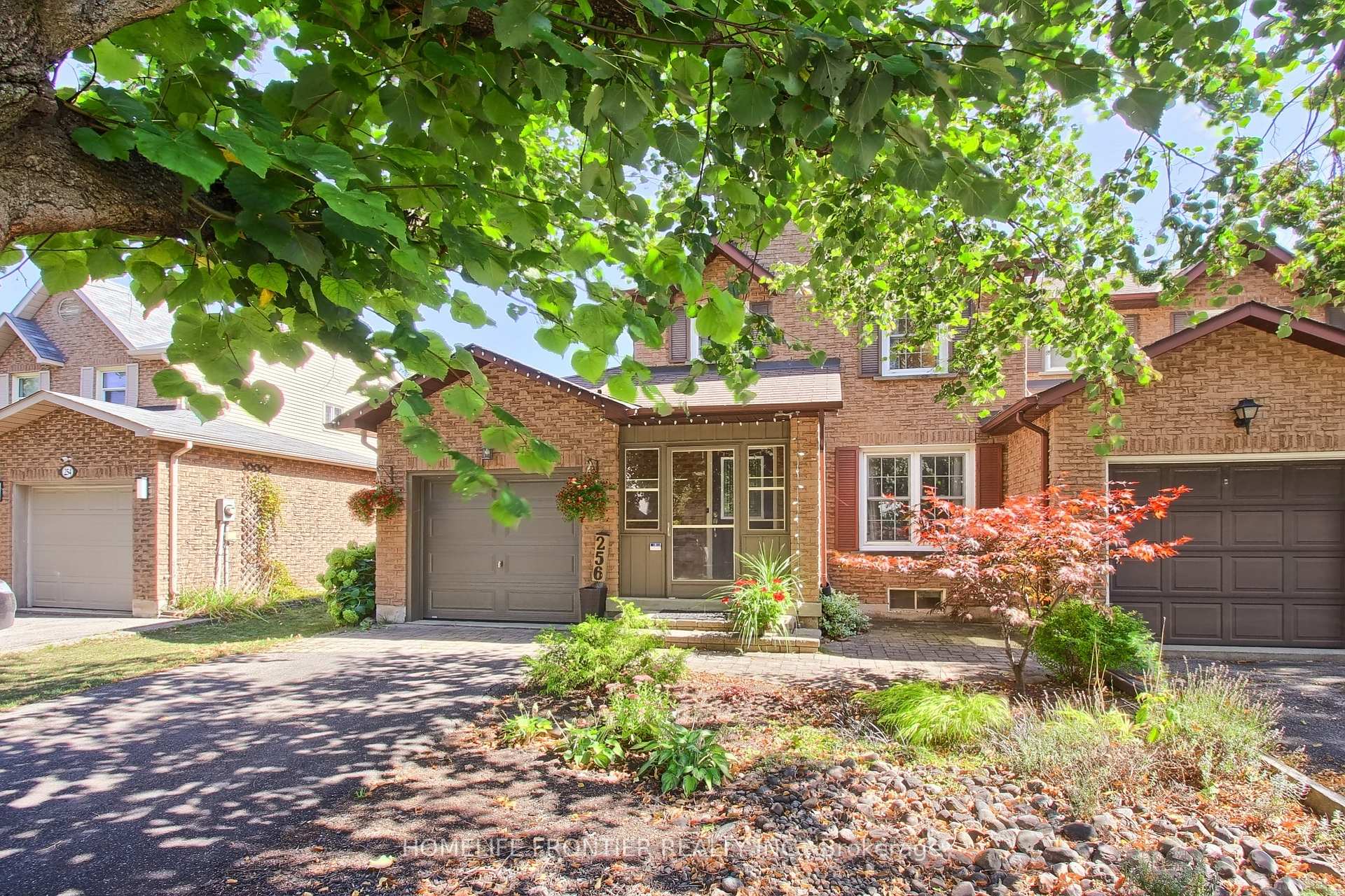 Photo 3 of 256 Ross Lane, Oakville, River Oaks — HOMEH