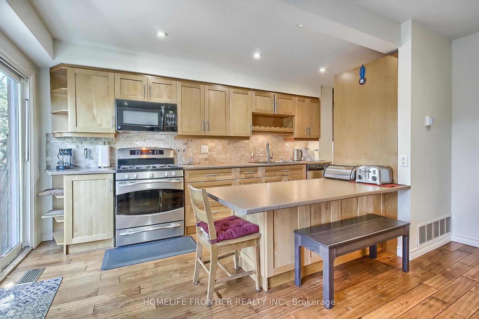 Photo 15 of 256 Ross Lane, Oakville, River Oaks — HOMEH