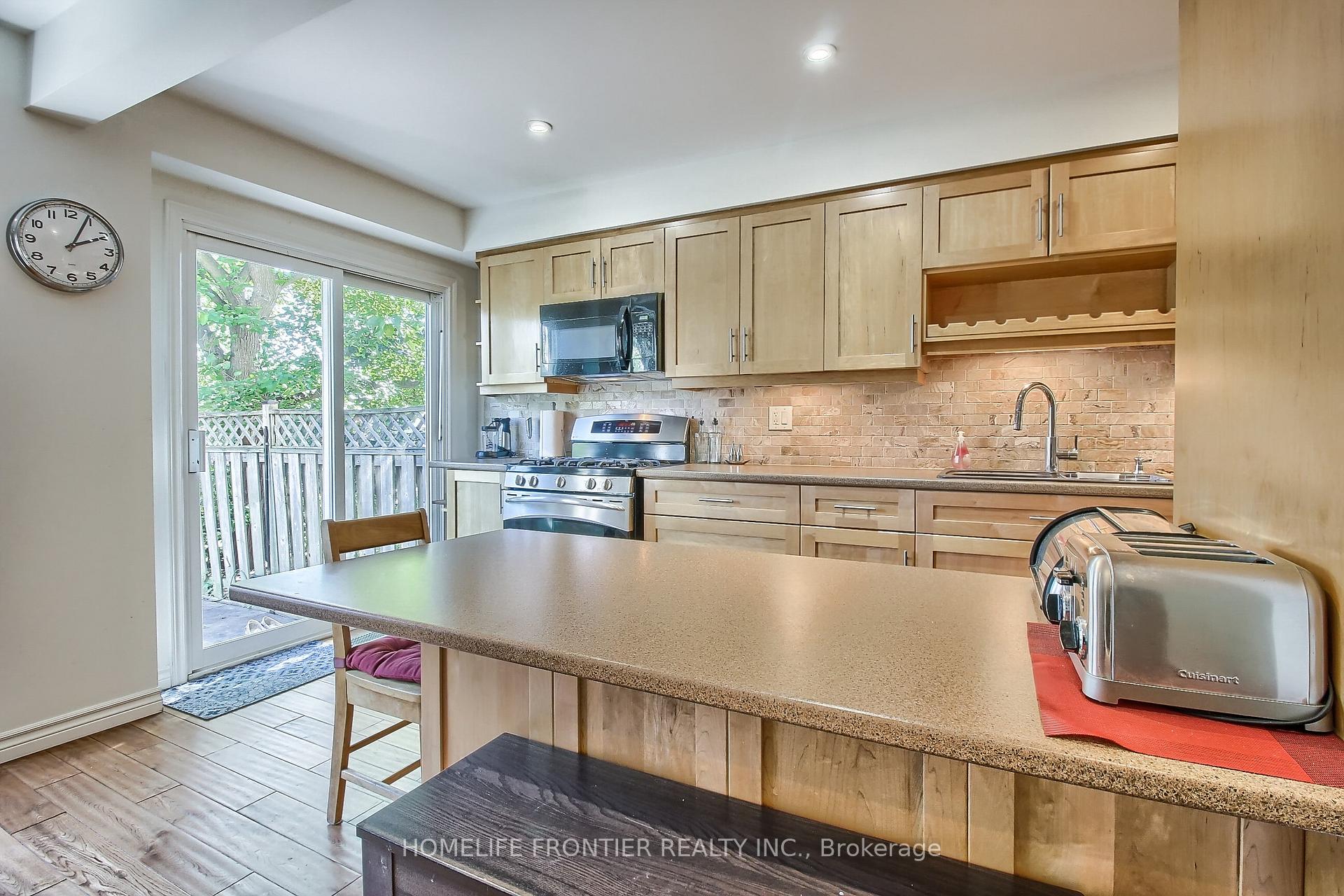 Photo 16 of 256 Ross Lane, Oakville, River Oaks — HOMEH