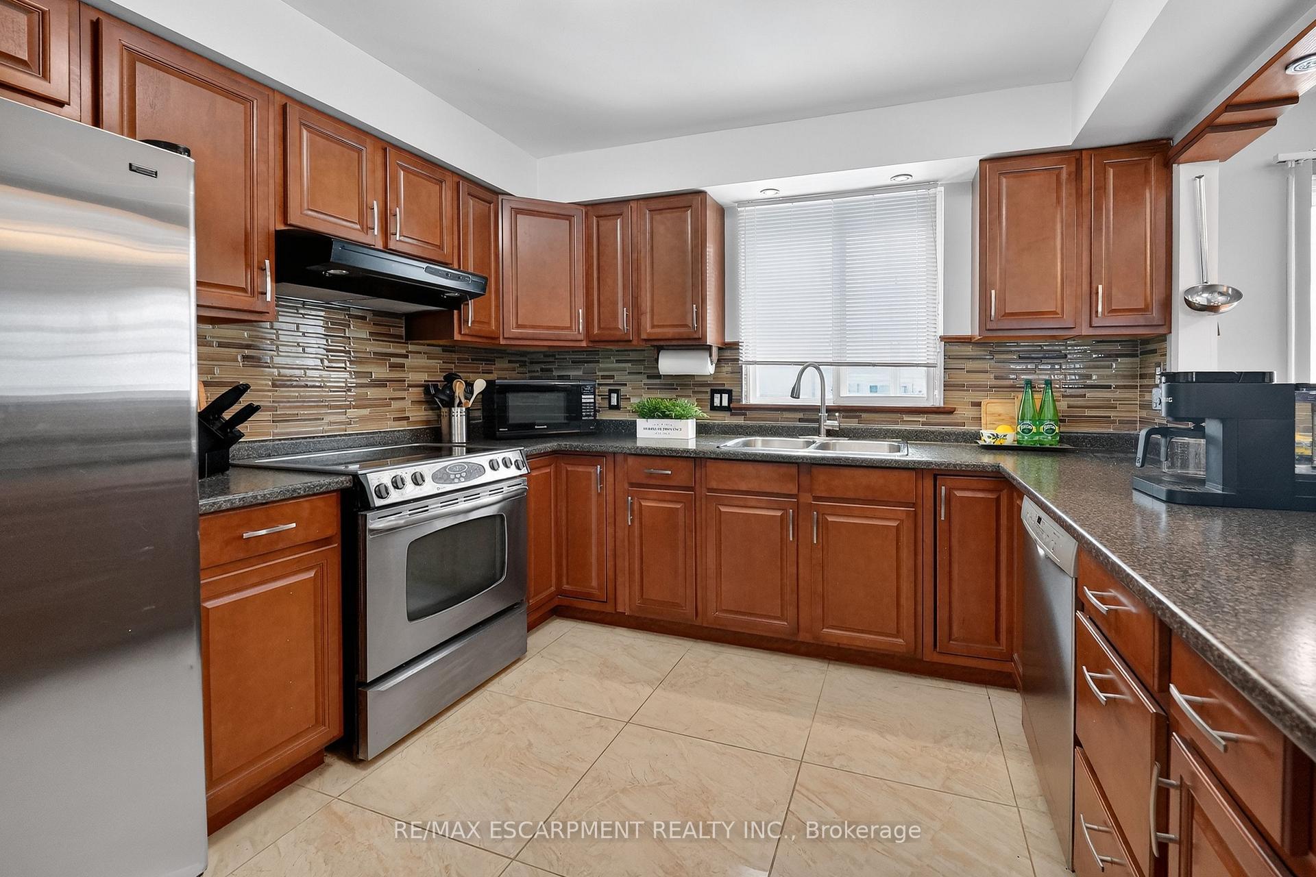 Photo 8 of 8162 Lynhurst Drive, Niagara Falls, West Wood — HOMEH
