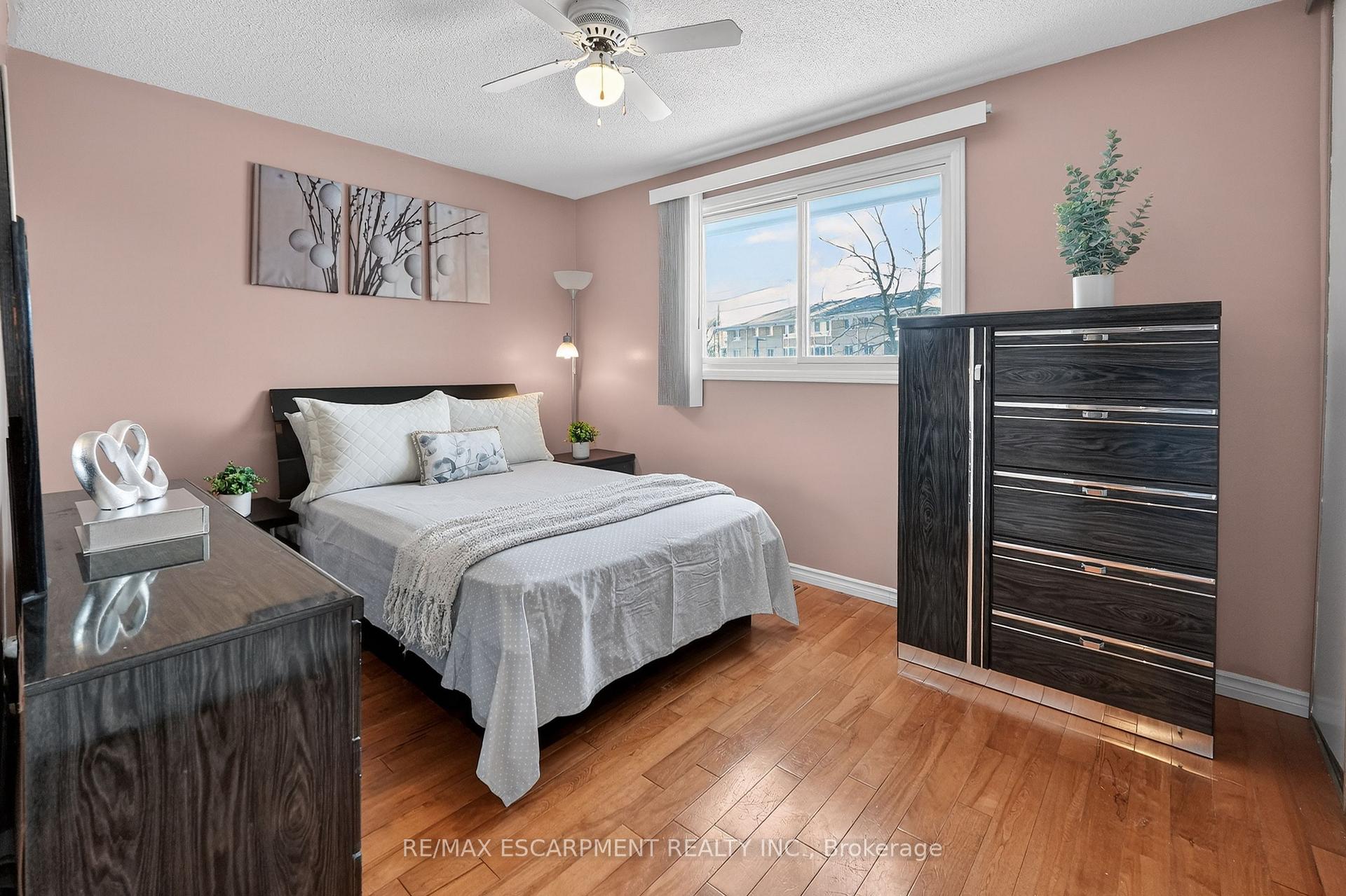 Photo 12 of 8162 Lynhurst Drive, Niagara Falls, West Wood — HOMEH