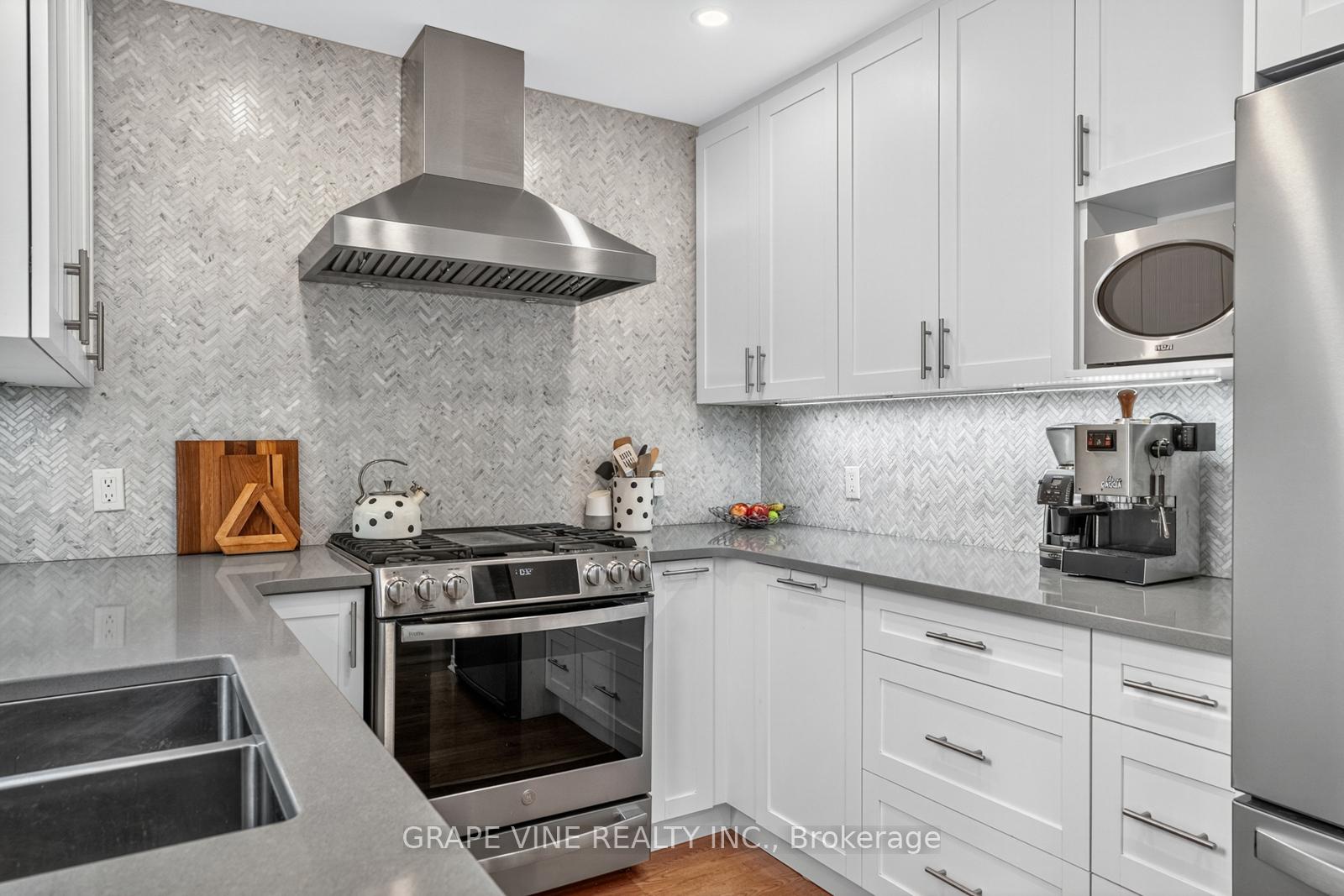 Photo 1 of 4 Radstock Private, Ottawa, Ottawa Centre — HOMEH