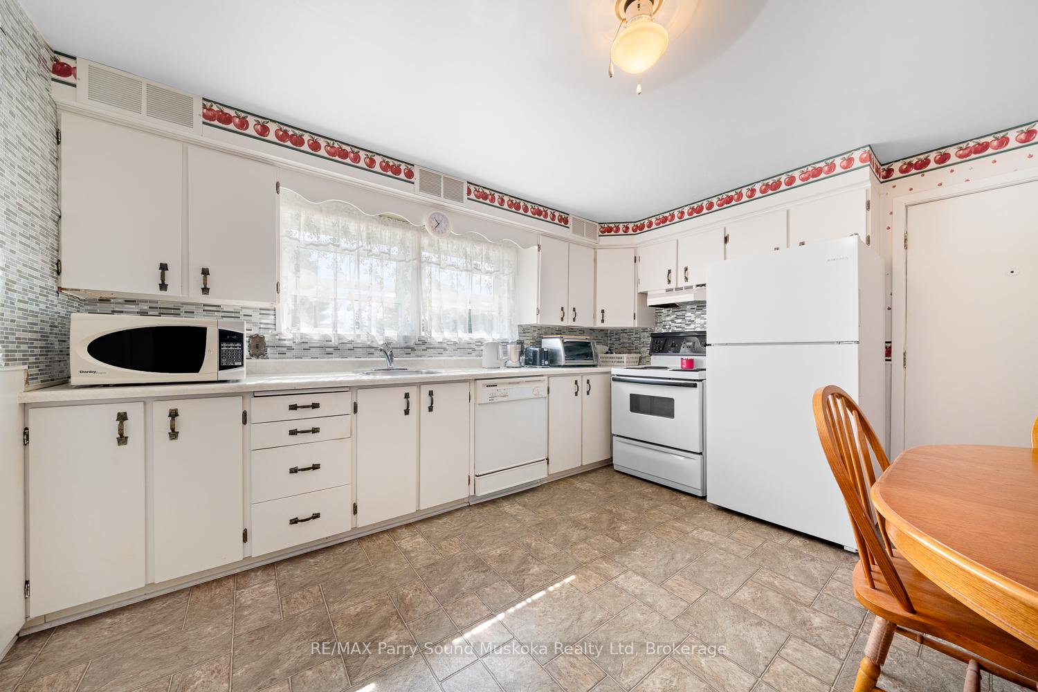 Photo 12 of 49 Cascade Street, Parry Sound — HOMEH