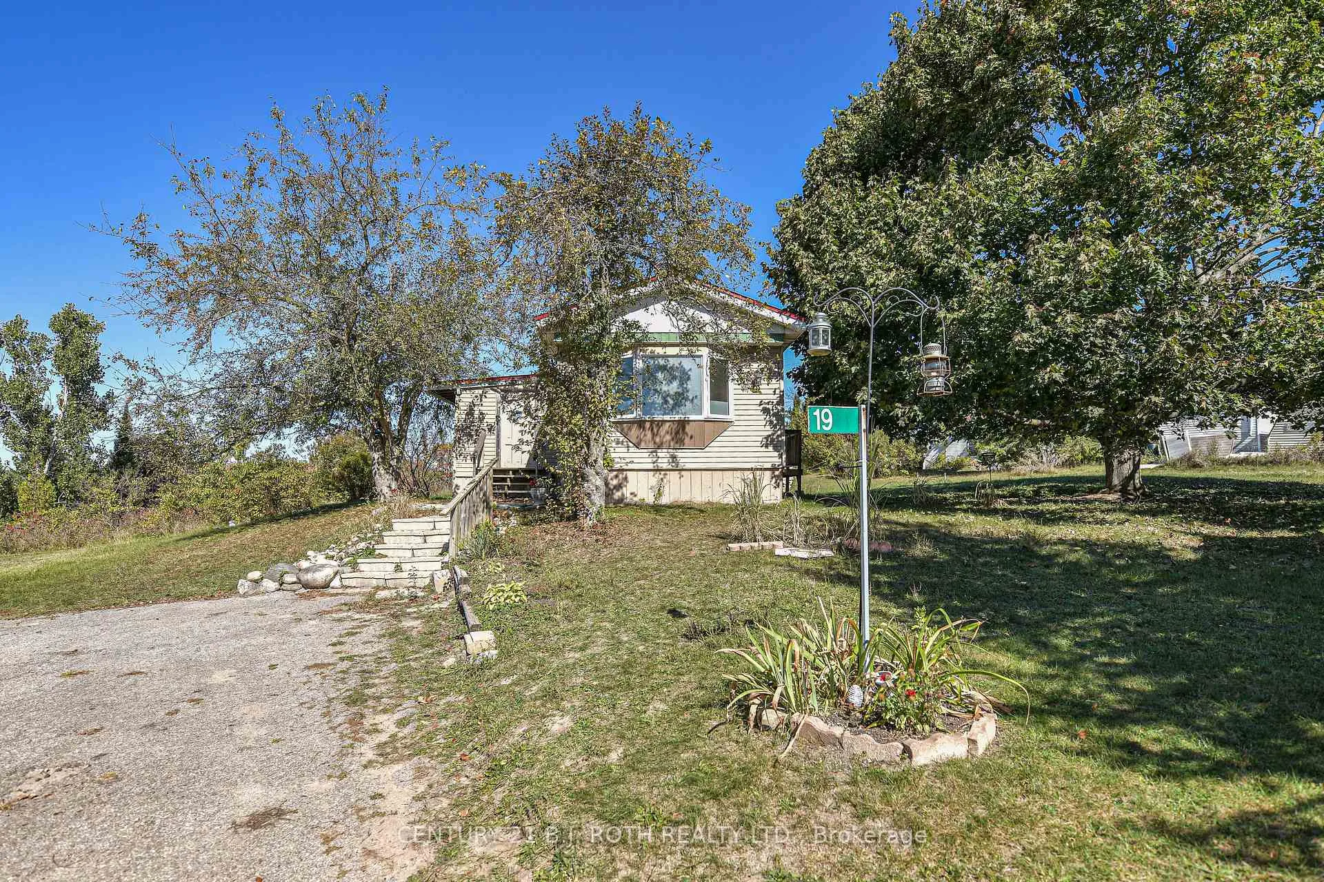 Photo 2 of 19 Claremont Crescent, Oro-Medonte, Rural Oro-Medonte — HOMEH