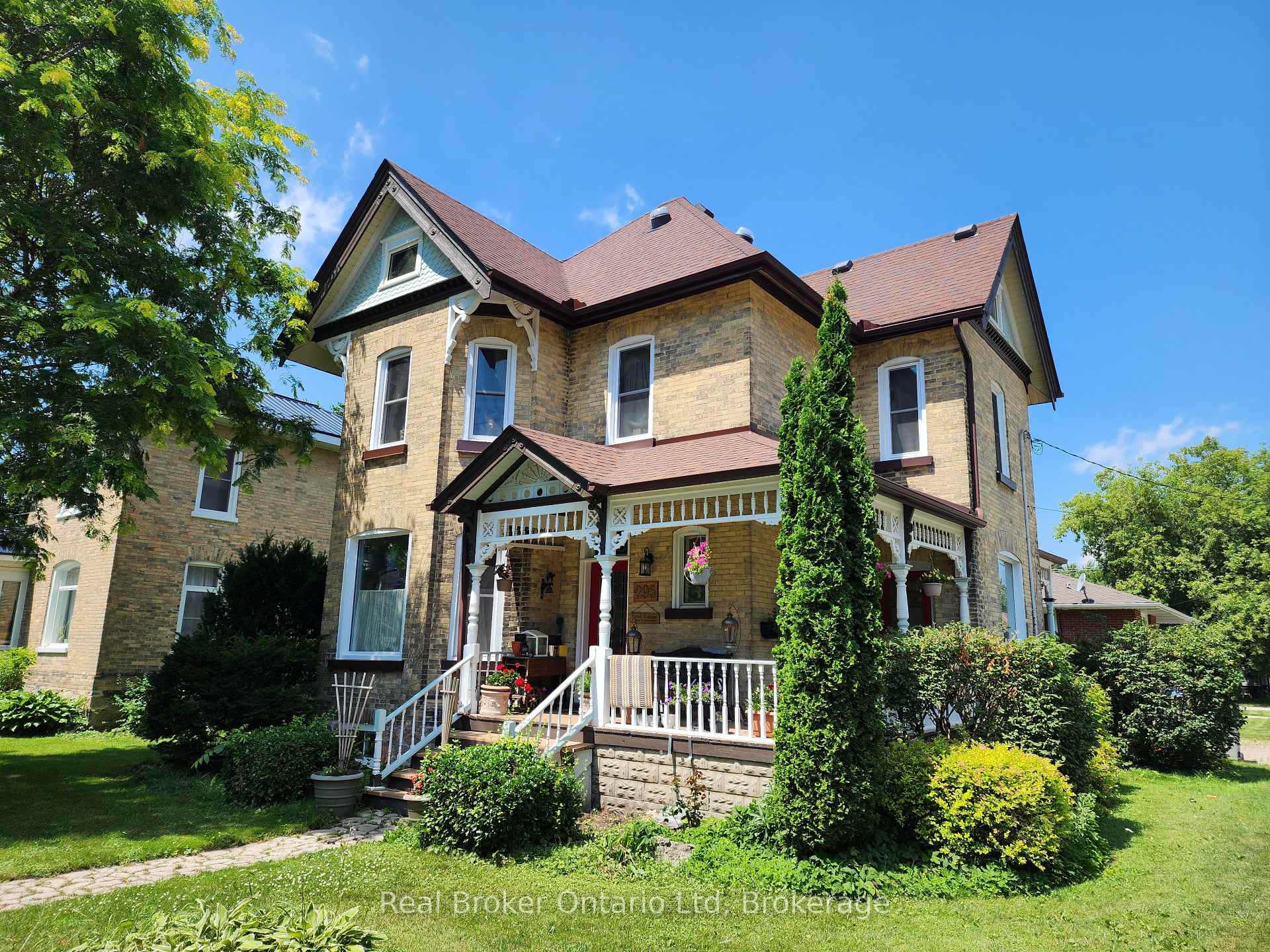 Front of 295 Livingstone Avenue N
