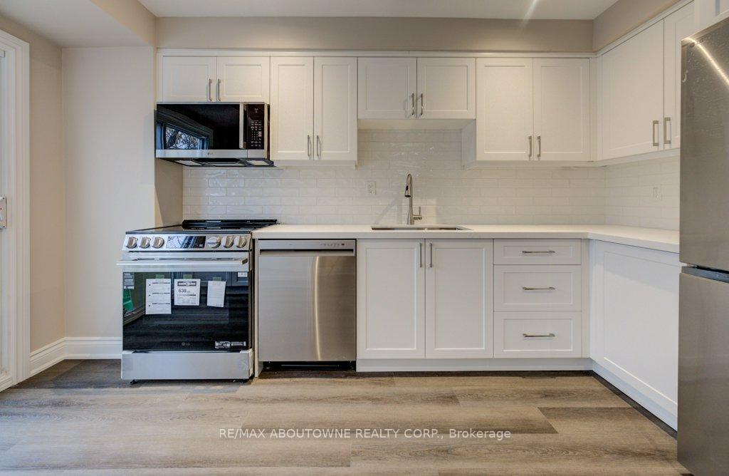Photo 3 of 13 Normandy Place, Oakville, Central — HOMEH