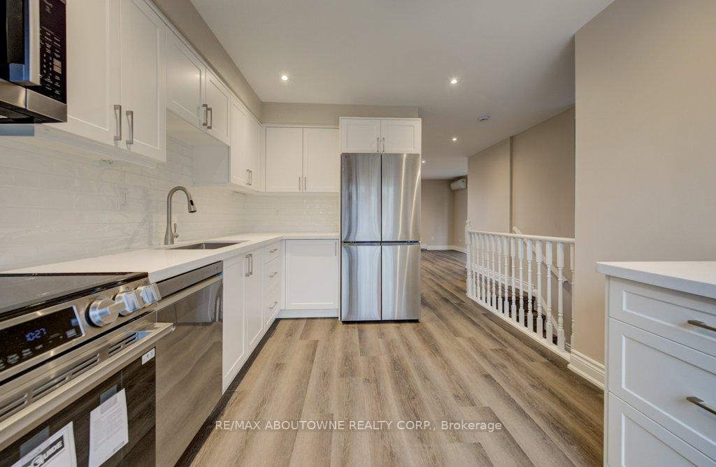 Photo 5 of 13 Normandy Place, Oakville, Central — HOMEH