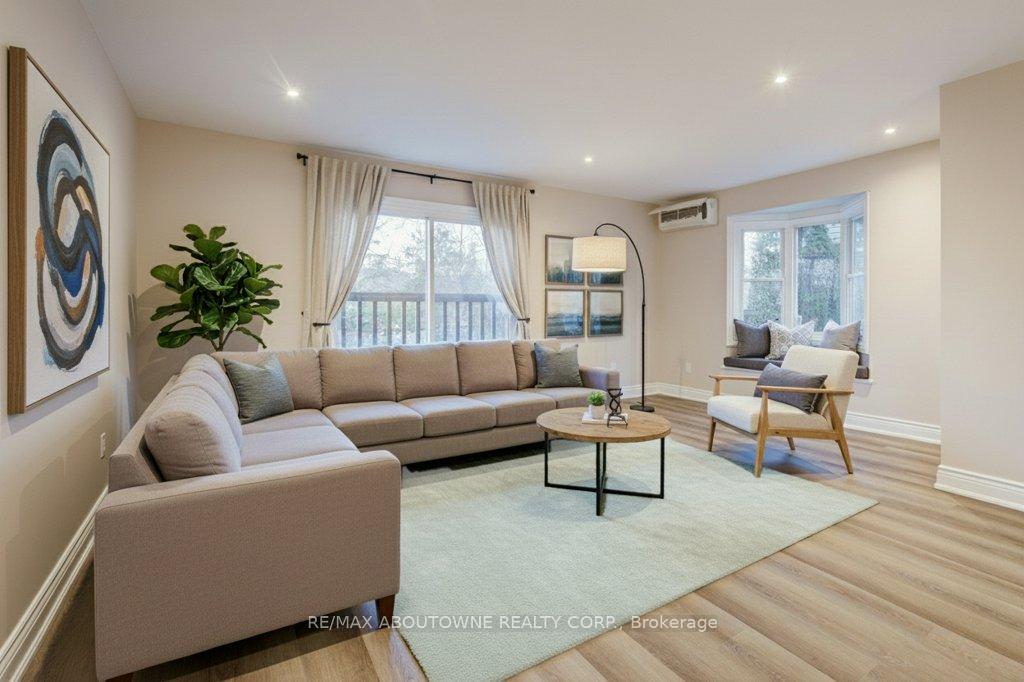 Photo 6 of 13 Normandy Place, Oakville, Central — HOMEH