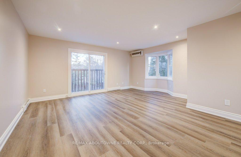 Photo 7 of 13 Normandy Place, Oakville, Central — HOMEH