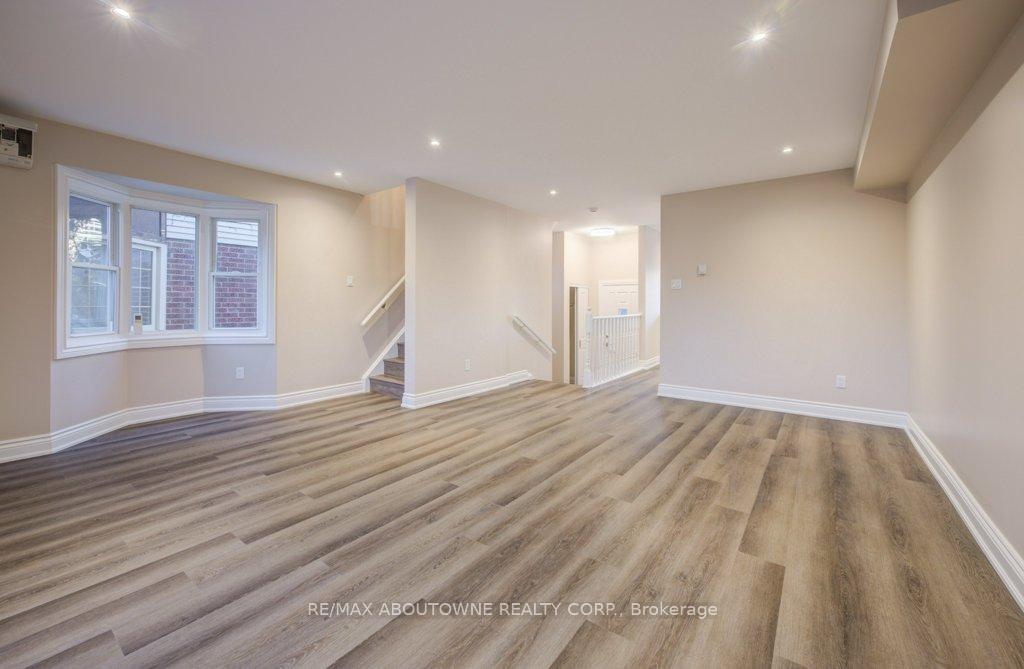 Photo 9 of 13 Normandy Place, Oakville, Central — HOMEH