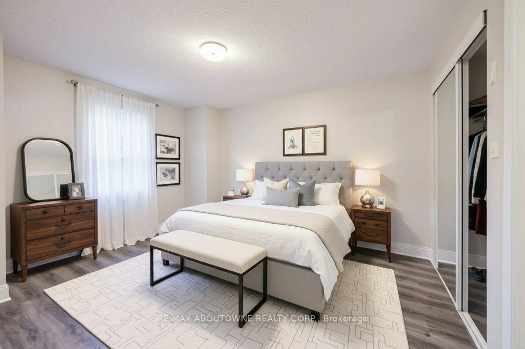 Photo 10 of 13 Normandy Place, Oakville, Central — HOMEH