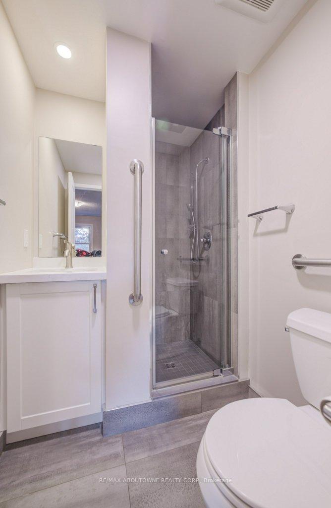 Photo 14 of 13 Normandy Place, Oakville, Central — HOMEH