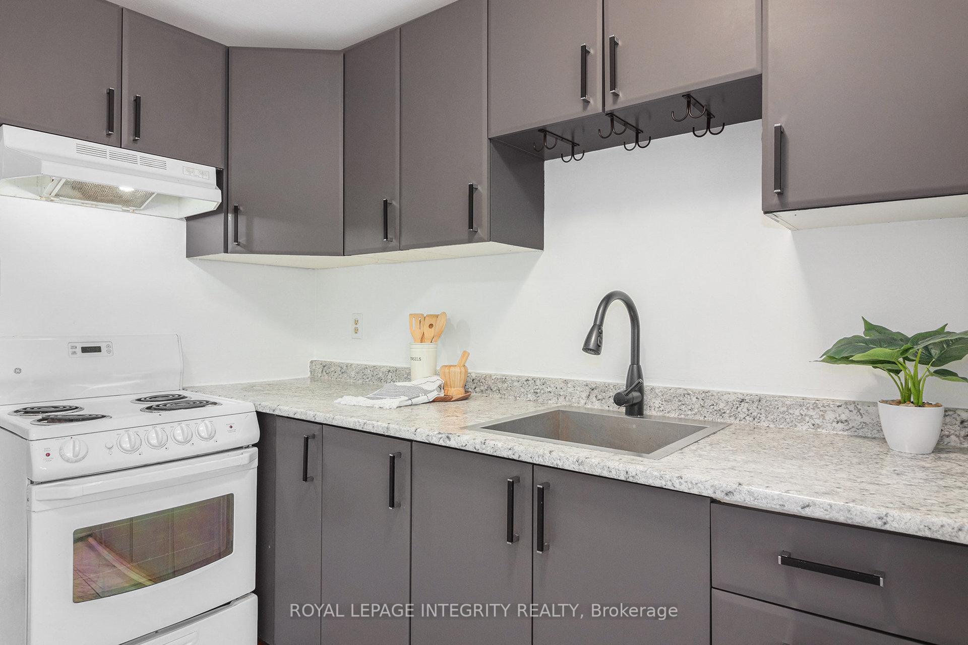 Photo 5 of 422 Queen Mary Street, Ottawa, Overbrook/Castle Heights — HOMEH