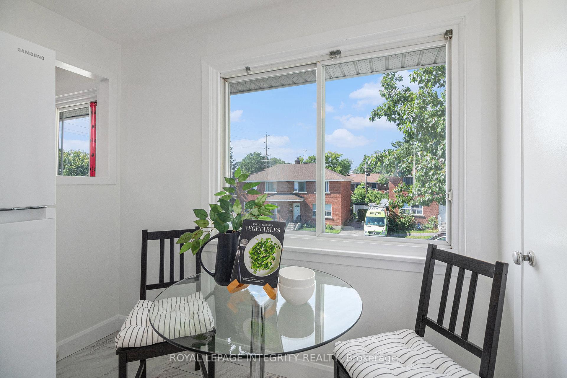 Photo 6 of 422 Queen Mary Street, Ottawa, Overbrook/Castle Heights — HOMEH
