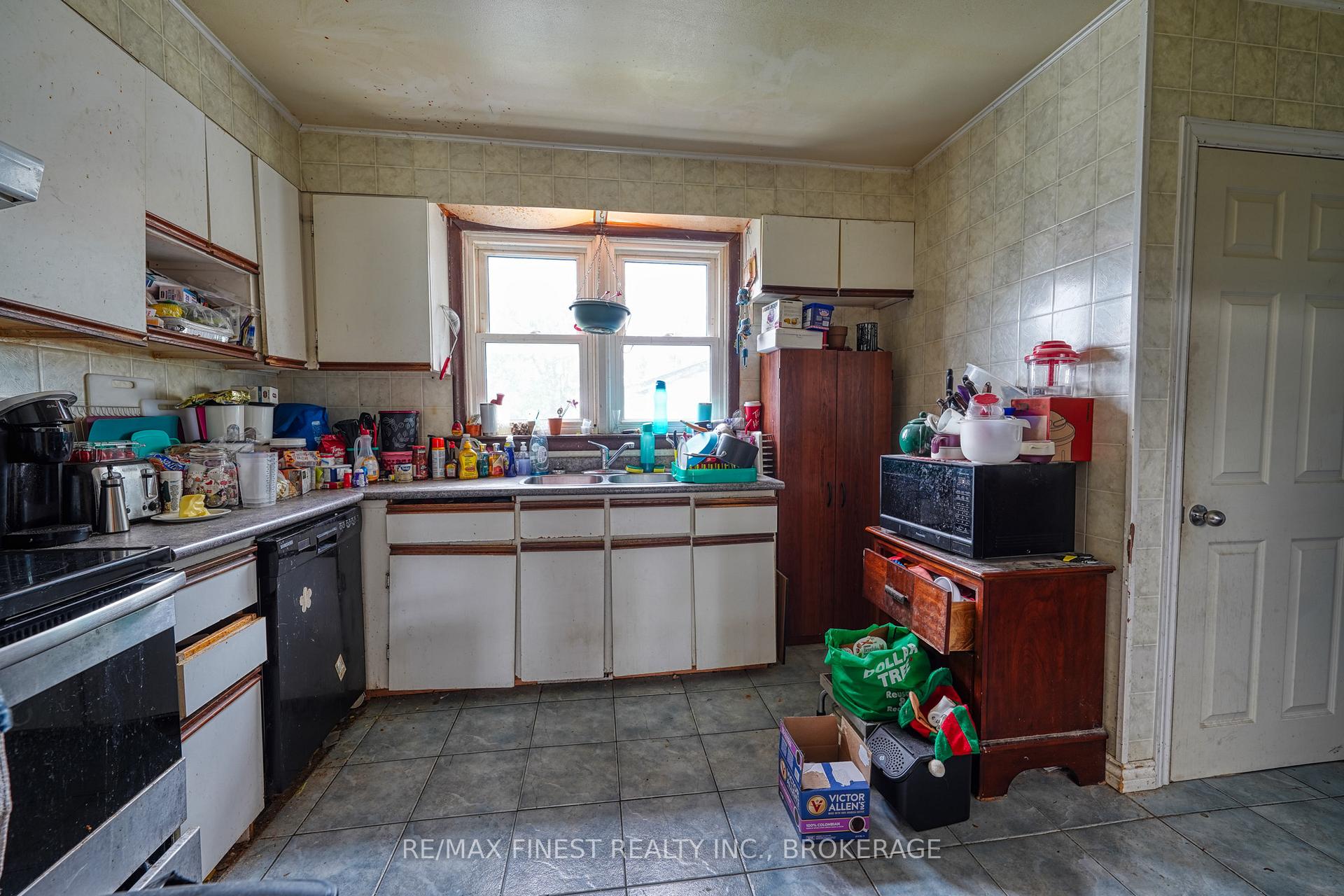 Photo 9 of 15 Howard Crescent, Kingston, West of Sir John A. Blvd — HOMEH