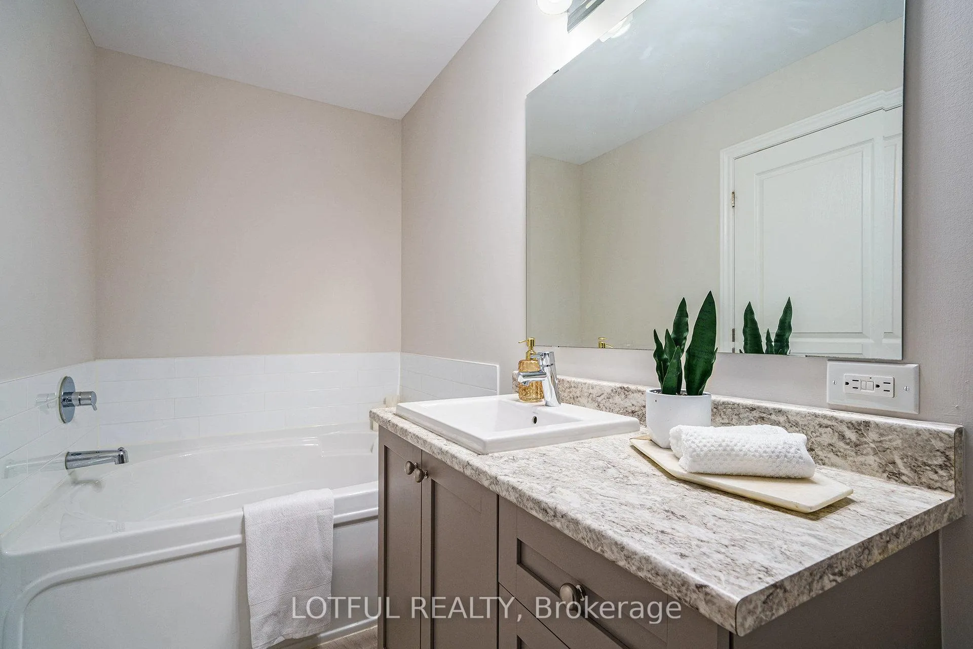 Photo 12 of 336 Rainrock Crescent, Ottawa, Mer Bleue/Bradley Estates/Anderson Park — HOMEH