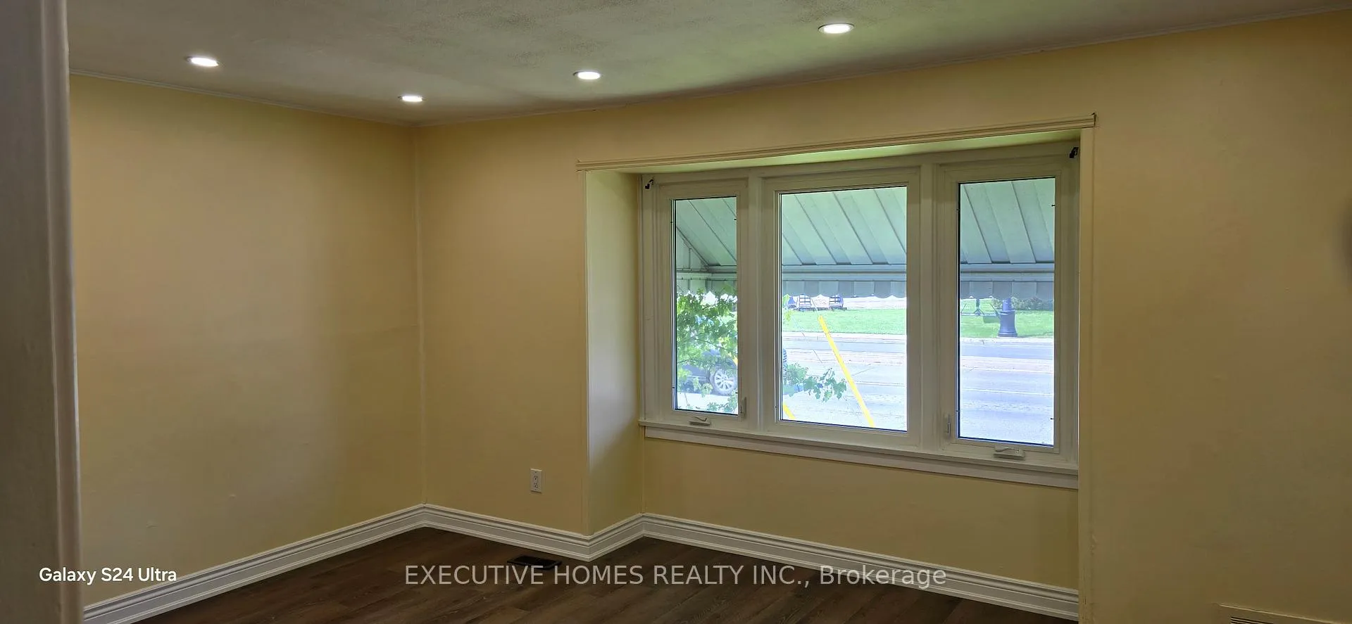 Photo 2 of 5176 Stanley Avenue, Niagara Falls, Cherrywood — HOMEH