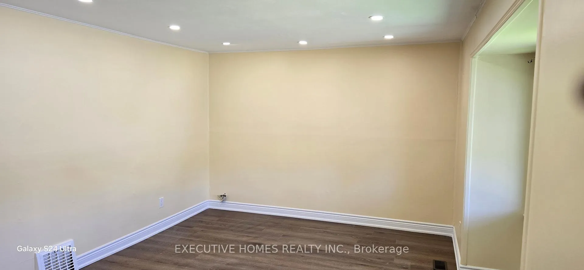Photo 3 of 5176 Stanley Avenue, Niagara Falls, Cherrywood — HOMEH
