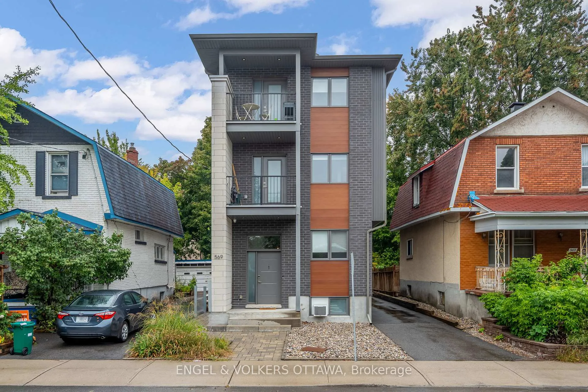 Front of Unit 4, 569 Mcleod Street