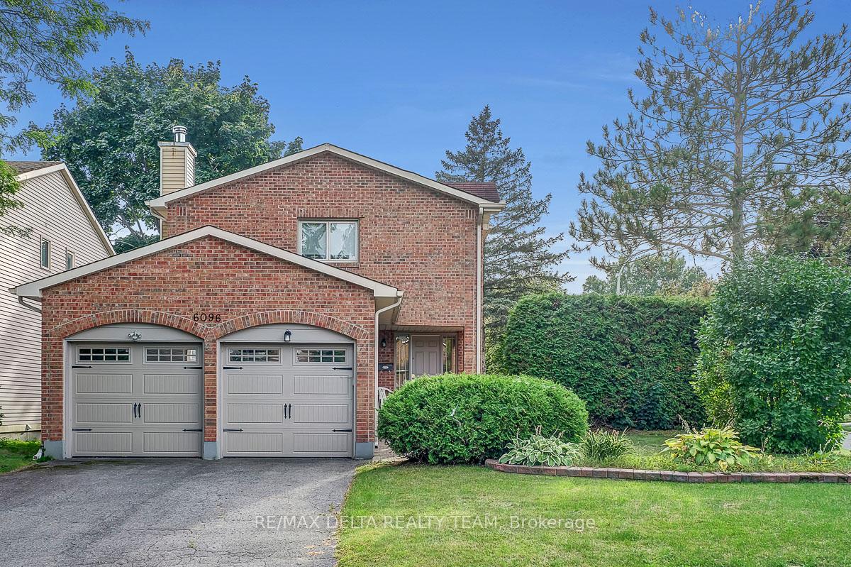 Front of 6096 Meadowhill Crescent
